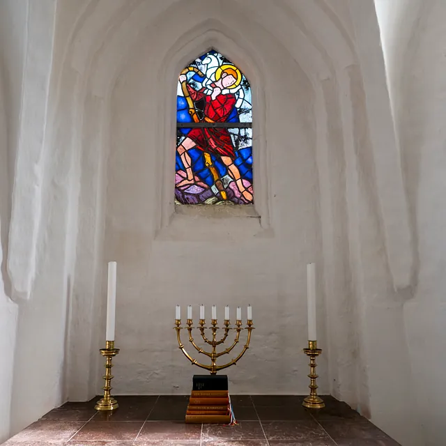 Ting Jellinge Kirke alter og mosaik