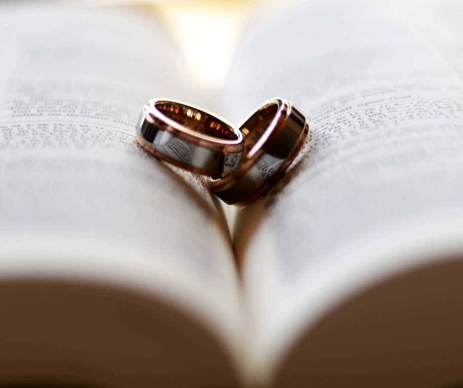 Vielsesringe på bibel