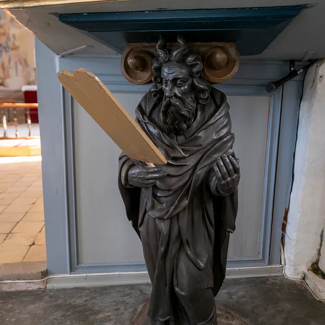 Krummerup Kirke Moses under prædikestol