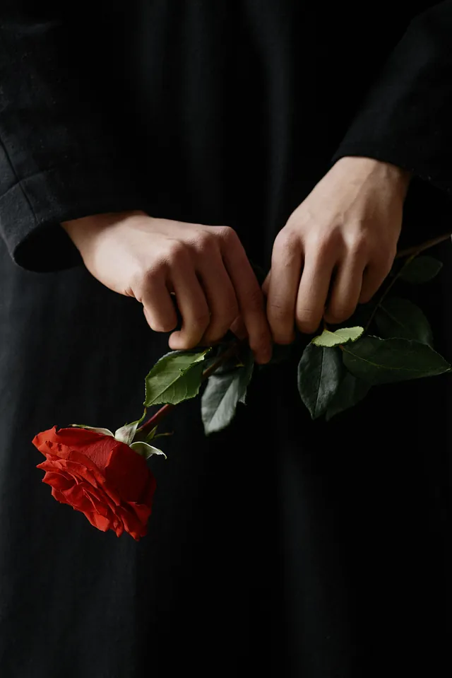 Kiste med kors og blomster