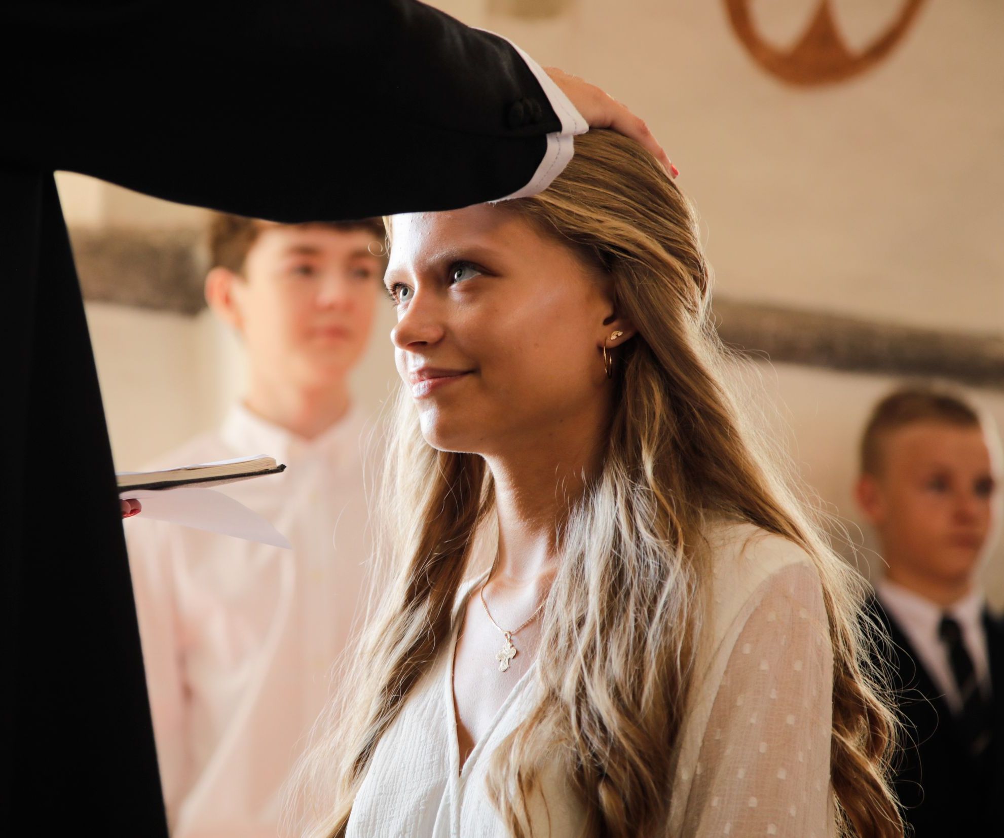 Ung pige konfirmeres